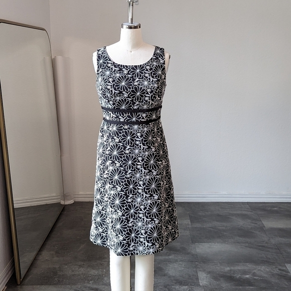 Talbots Embroidered Daisy A Line Sundress Black White 4P preppy linen cotton - Picture 2 of 8